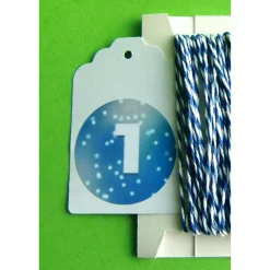 24 Adventskalenderzahlen Anhänger tags, blau Schneeflocken weiss,  Adventskalender Bäckergarn, bunt-mixx
