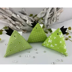 3 Dekohühner aus Stoff – Frühlingsdeko, handgenäht, grün/weiß,