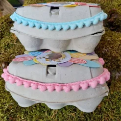 2 dekorierte Eierkartons zum Ostergeschenk verpacken rosa blau pastell