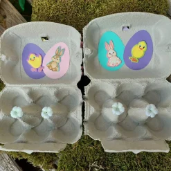 2 dekorierte Eierkartons zum Ostergeschenk verpacken rosa blau pastell