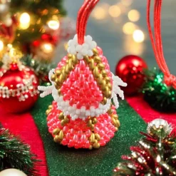 : Entdecken Sie 7 cm große Weihnachtswichtel mit befüllbarem Anhänger in rot für einzigartige Geschenke