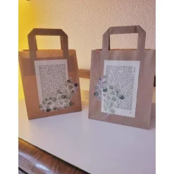 2 er Set Geschenktüten aus Kraftpapier verziert mit alter Buchseite & Eukalyptus
