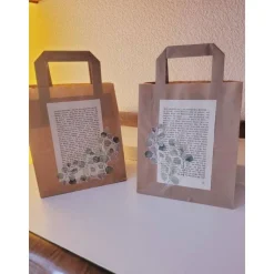 2 er Set Geschenktüten aus Kraftpapier verziert mit alter Buchseite & Eukalyptus