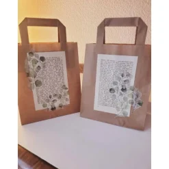 2 er Set Geschenktüten aus Kraftpapier verziert mit alter Buchseite & Eukalyptus