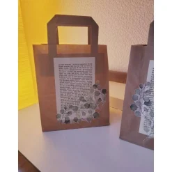 2 er Set Geschenktüten aus Kraftpapier verziert mit alter Buchseite & Eukalyptus