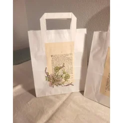 2 er Set Geschenktüten mit alter Buchseite & Blümchen