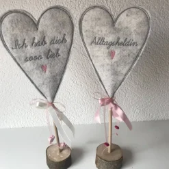2 er Set Herzen auf Standfuß  in der Farbe ROSA - Tisch/Fenster Dekoration aus 100 % Wollfilz - für liebe Menschen