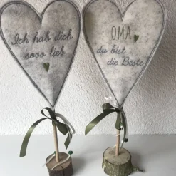 2 er Set Herzen auf Standfuß in der Farbe GRÜN - Tisch/Fenster Dekoration aus 100 % Wollfilz - für liebe Menschen