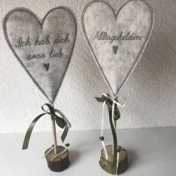 2 er Set Herzen auf Standfuß in der Farbe GRÜN - Tisch/Fenster Dekoration aus 100 % Wollfilz - für liebe Menschen