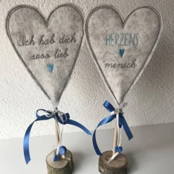 2 er Set Herzen auf Standfuß  in der Farbe TÜRKIS - Tisch/Fenster Dekoration aus 100 % Wollfilz - für liebe Menschen