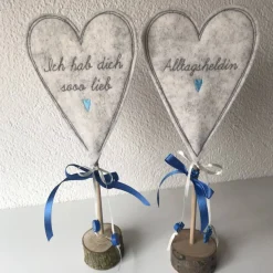 2 er Set Herzen auf Standfuß  in der Farbe TÜRKIS - Tisch/Fenster Dekoration aus 100 % Wollfilz - für liebe Menschen