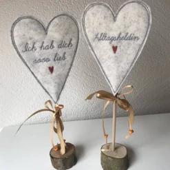 2 er Set Herzen auf Standfuß  in der Farbe COGNAC - Tisch/Fenster Dekoration aus 100 % Wollfilz - für liebe Menschen