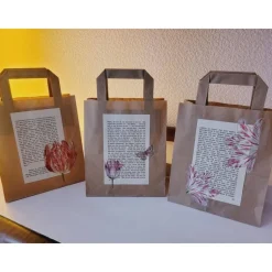 3 erlei Geschenktüten aus Kraftpapier verziert mit alter Buchseite & Blüten