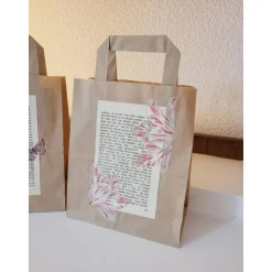 3 erlei Geschenktüten aus Kraftpapier verziert mit alter Buchseite & Blüten