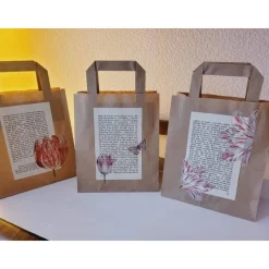 3 erlei Geschenktüten aus Kraftpapier verziert mit alter Buchseite & Blüten