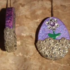 2 er-Set Ostereier BLÜMCHEN Collage Acrylmalerei auf einem flachen Pappmachè-Ei Künstler-Ei Osterei