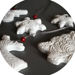 6 große Anhänger Weihnachten Winter | weiß grau rot | 5 - 8 cm | Elch Schneeflocke Tanne