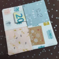 2 in eins, Weihnachtlicher Untersetzer und originelle Geschenkverpackung in hellen Tönen