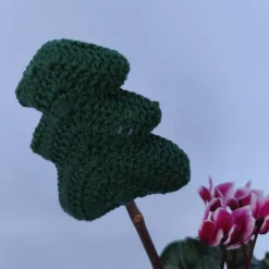 2 kleine gehäkelte Tannenbäumchen