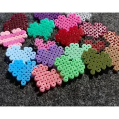 25 kleine Herzen als Streudeko für Eure Hochzeit aus Bügelperlen Streuherzen