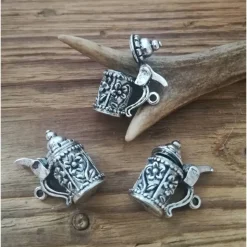 3 kleine Trachtenanhänger "Bierkrug", antik-silberfarben