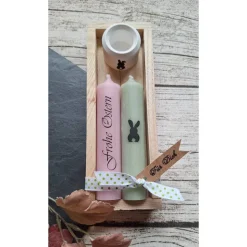 2 Stabkerzen mit Halter im Set in einer Eichen-Holzbox ~ Kerzen "Frohe Ostern" ~ Deko Osterhase