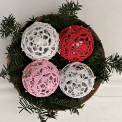 4 umhäkelte Weihnachtsbaumkugeln