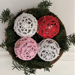 4 umhäkelte Weihnachtsbaumkugeln