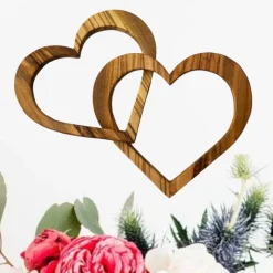 2 verbundene Herzen aus Olivenholz personalisierbar