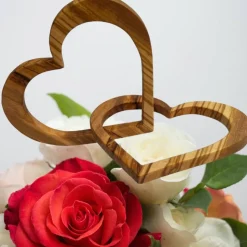 2 verbundene Herzen aus Olivenholz personalisierbar