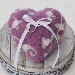 * WUNDERSCHÖNES RINGKISSEN * IN HERZFORM * HOCHZEIT * ACCESSOIRES * 100% WOLLE * REINE HANDARBE * Produkt #711351