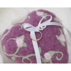 * WUNDERSCHÖNES RINGKISSEN * IN HERZFORM * HOCHZEIT * ACCESSOIRES * 100% WOLLE * REINE HANDARBE * Produkt #711351