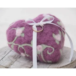 * WUNDERSCHÖNES RINGKISSEN * IN HERZFORM * HOCHZEIT * ACCESSOIRES * 100% WOLLE * REINE HANDARBE * Produkt #711351