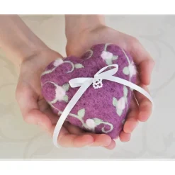 * WUNDERSCHÖNES RINGKISSEN * IN HERZFORM * HOCHZEIT * ACCESSOIRES * 100% WOLLE * REINE HANDARBE * Produkt #711351