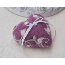 * WUNDERSCHÖNES RINGKISSEN * IN HERZFORM * HOCHZEIT * ACCESSOIRES * 100% WOLLE * REINE HANDARBE * Produkt #711351