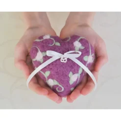 * WUNDERSCHÖNES RINGKISSEN * IN HERZFORM * HOCHZEIT * ACCESSOIRES * 100% WOLLE * REINE HANDARBE * Produkt #711351