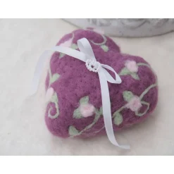 * WUNDERSCHÖNES RINGKISSEN * IN HERZFORM * HOCHZEIT * ACCESSOIRES * 100% WOLLE * REINE HANDARBE * Produkt #711351