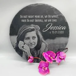 30 x 30 cm runde Schiefertafel mit Gravur – personalisierter Gedenkstein mit Foto & Wunschtext, wetterfest als Grabschmuck