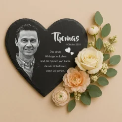 26 x 29 cm Schieferherz mit Gravur – Personalisierter Gedenkstein mit Foto und Wunschtext als wetterfester Grabschmuck