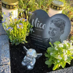15 x 17 cm Schieferherz mit Gravur – personalisierter Gedenkstein mit Foto & Wunschtext als wetterfester Grabschmuck