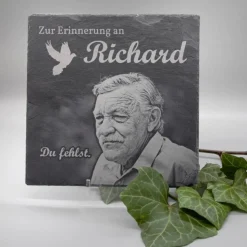20 x 20 cm Schiefertafel mit Gravur – personalisierter Gedenkstein mit Foto & Wunschtext, wetterfest als Grabschmuck