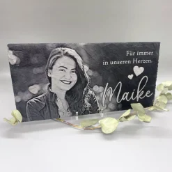 30 x 15 cm Schiefertafel personalisiert mit Gravur, Foto & Wunschtext als wetterfester Gedenkstein