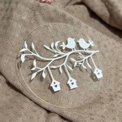 Acrylglasscheibe „Vögel auf Ast“ – Filigrane Frühlingsdeko mit Vogelhäuschen