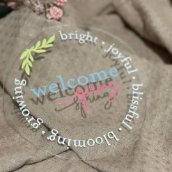 Acrylglasscheibe „Welcome Spring“ – Frühlingsdeko mit zarten Pastellfarben & floralen Elementen