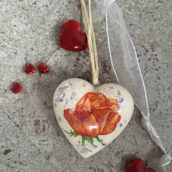 Acrylherz mit Serviettentechnik von innen dekoriert mit Band und Herzen