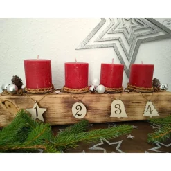 Adventsbalken aus Holz mit weißen Kerzen und Glaskugeln/ Adventsgesteck / Adventsdeko