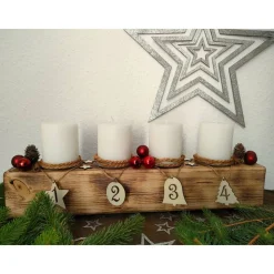Adventsbalken aus Holz mit weißen Kerzen und Glaskugeln/ Adventsgesteck / Adventsdeko