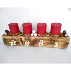 Adventsbalken aus Holz mit roten Kerzen und Glaskugeln/ Adventsgesteck / Adventsdeko