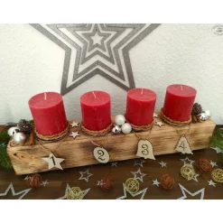 Adventsbalken aus Holz mit roten Kerzen und Glaskugeln/ Adventsgesteck / Adventsdeko