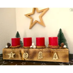 Adventsbalken aus Holz mit roten Kerzen und Glaskugeln/ Adventsgesteck / Adventsdeko